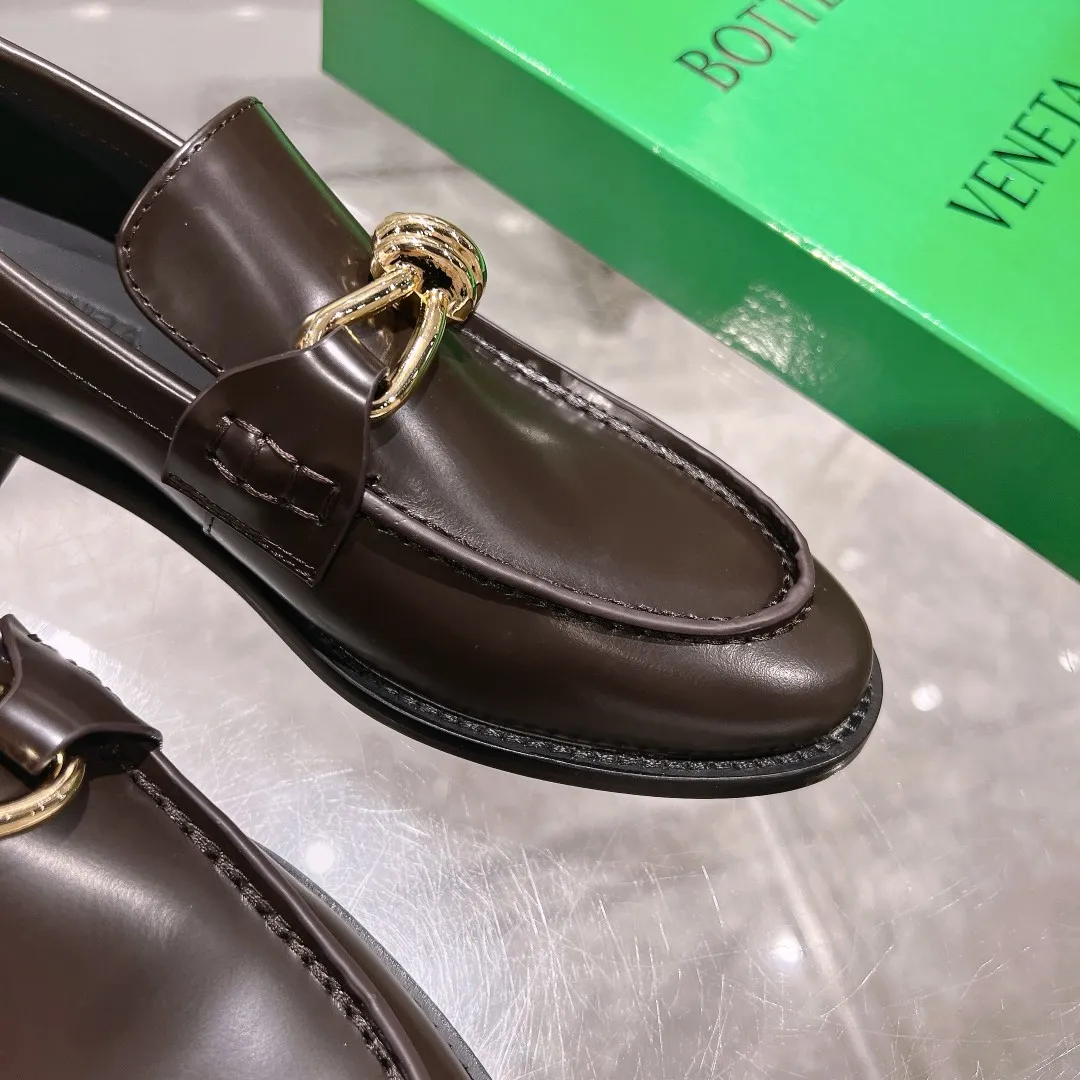 [BV] Top P: 860💰 Size: Female 35-39 (Female 40 custom-made) Male 39-44 (38.45 non-refundable) Bottega Veneta 2025 Autumn and Winter counter style! Small round toe loafers! Imported leather outsole! Imported open edge beaded cowhide! Solid color Niuli!